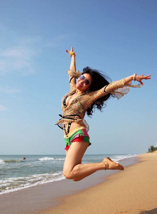 亚运沙排宝贝三亚海滩写真 蓝天碧水秀迷人身段-体育美女图片